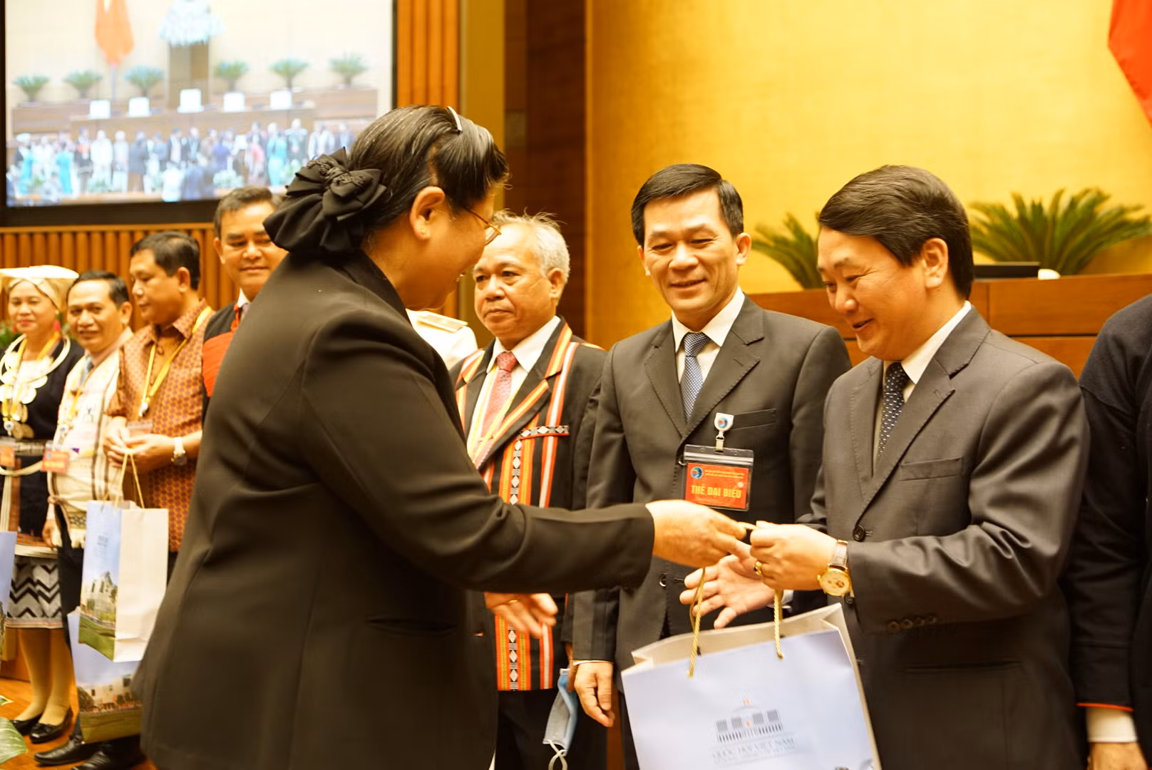 Chủ tịch Quốc hội Nguyễn Thị Kim Ngân gặp mặt Đoàn đại biểu dự Đại hội đại biểu toàn quốc các dân tộc thiểu số Việt Nam lần thứ II ảnh 8