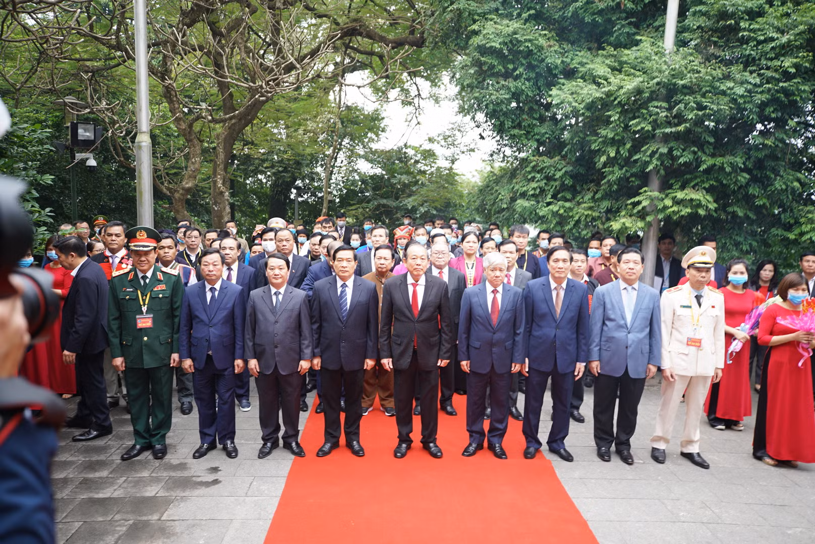Đoàn đại biểu dự Đại hội đại biểu toàn quốc các dân tộc thiểu số Việt Nam lần thứ II dâng hương tưởng niệm các Vua Hùng ảnh 2