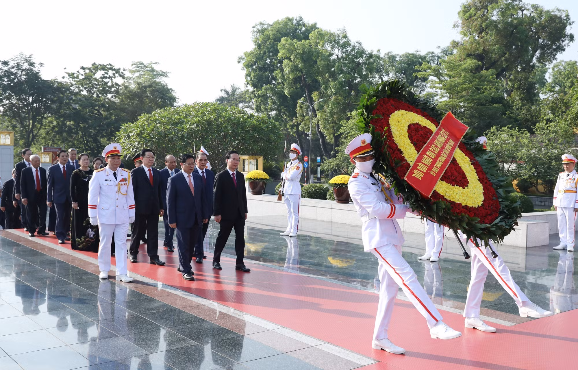 Kỷ niệm Ngày sinh Chủ tịch Hồ Chí Minh 19/5: Lãnh đạo Đảng, Nhà nước vào Lăng viếng Bác ảnh 4