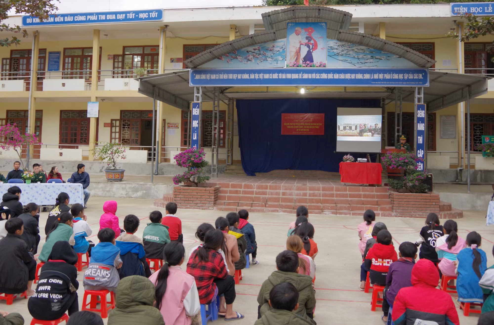Chương trình “Xuân Biên phòng ấm lòng dân bản" tại bản Xá Nhù ảnh 3