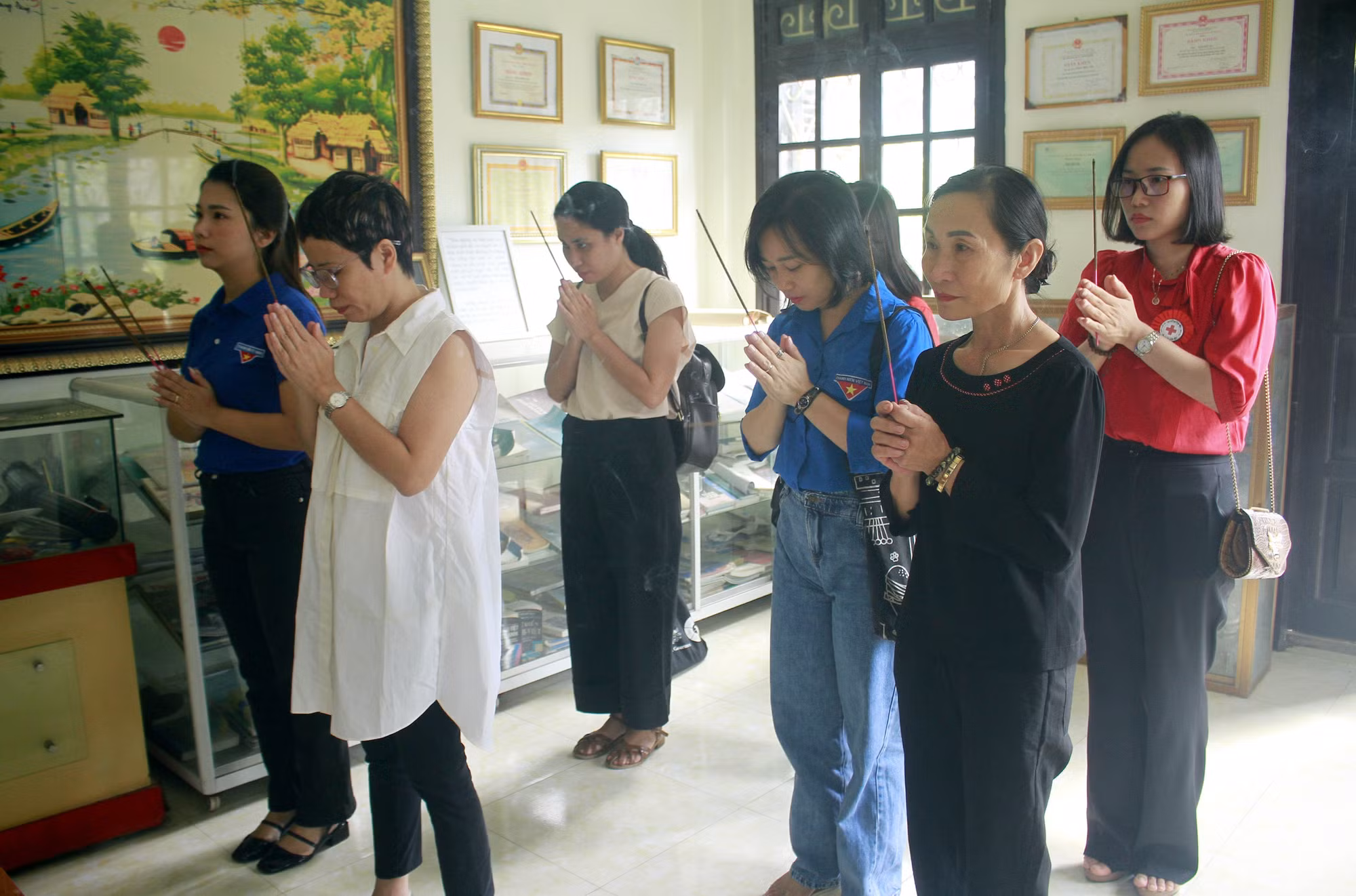 Tặng quà các em nhỏ có hoàn cảnh khó khăn tại Ninh Bình ảnh 3