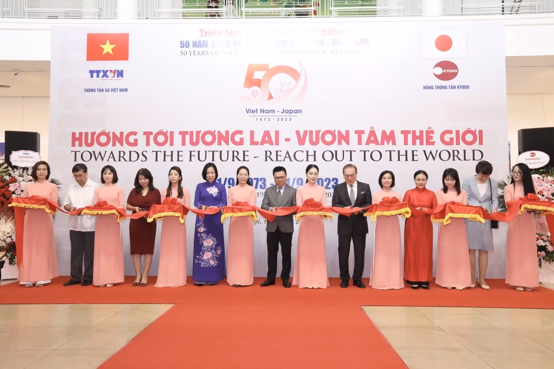 Khai mạc Triển lãm ảnh "Việt Nam - Nhật Bản: Hướng tới tương lai, vươn tầm thế giới" ảnh 1