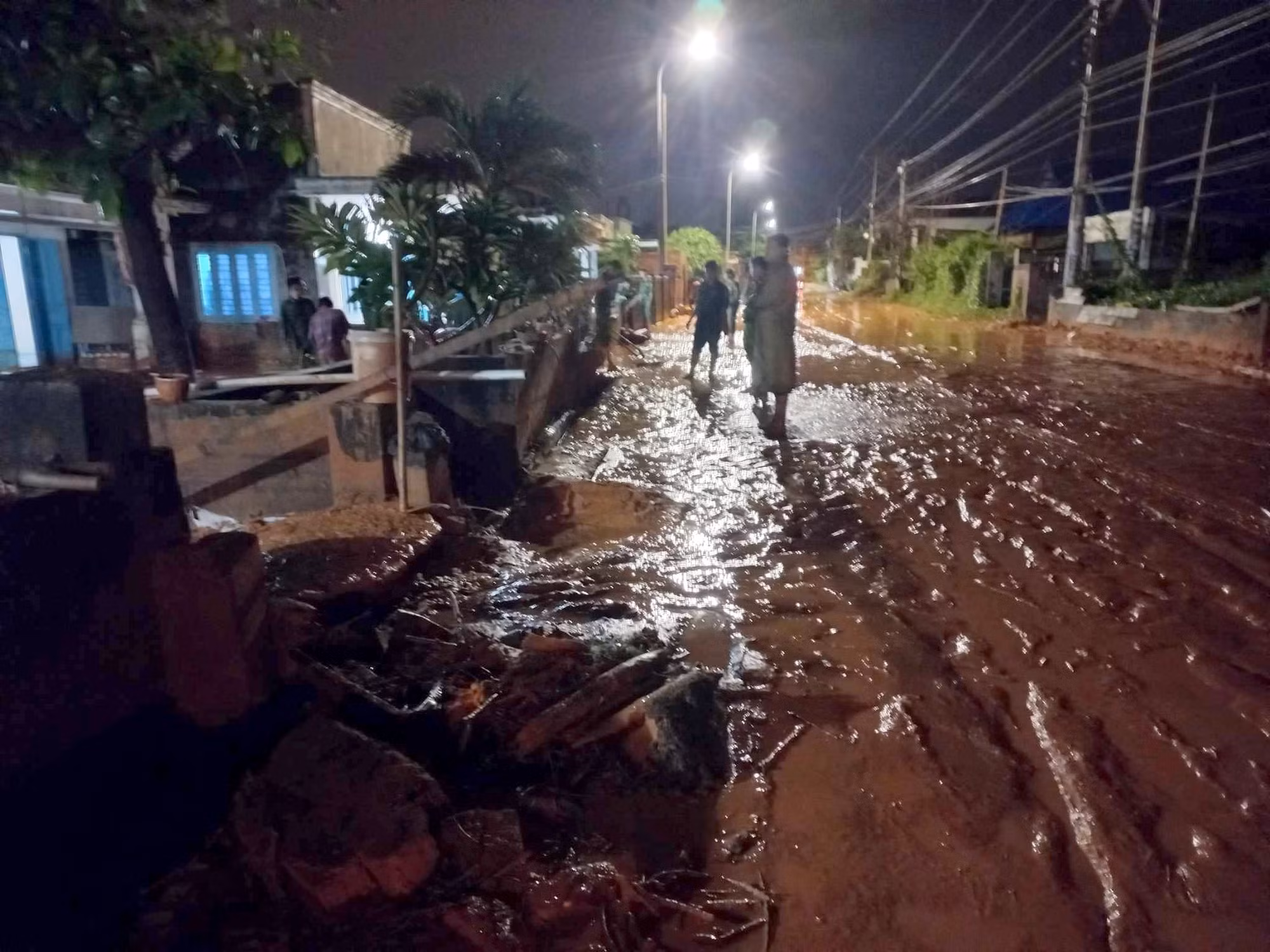 Bình Thuận phong tỏa một phần tuyến đường để khắc phục sự cố cát đỏ tràn xuống do mưa lớn ảnh 1