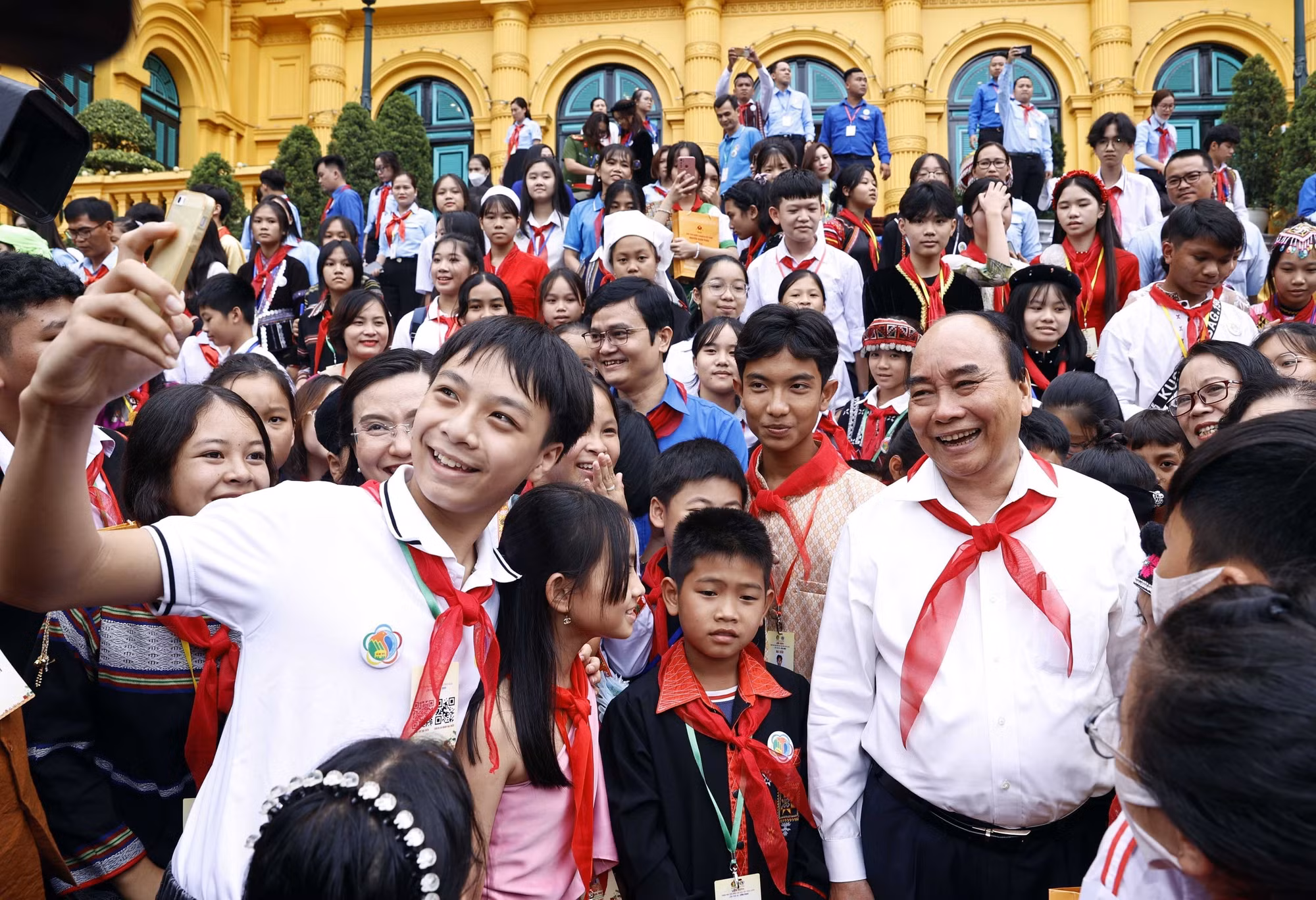 Chủ tịch nước Nguyễn Xuân Phúc gặp mặt thiếu nhi tiêu biểu các dân tộc toàn quốc ảnh 6