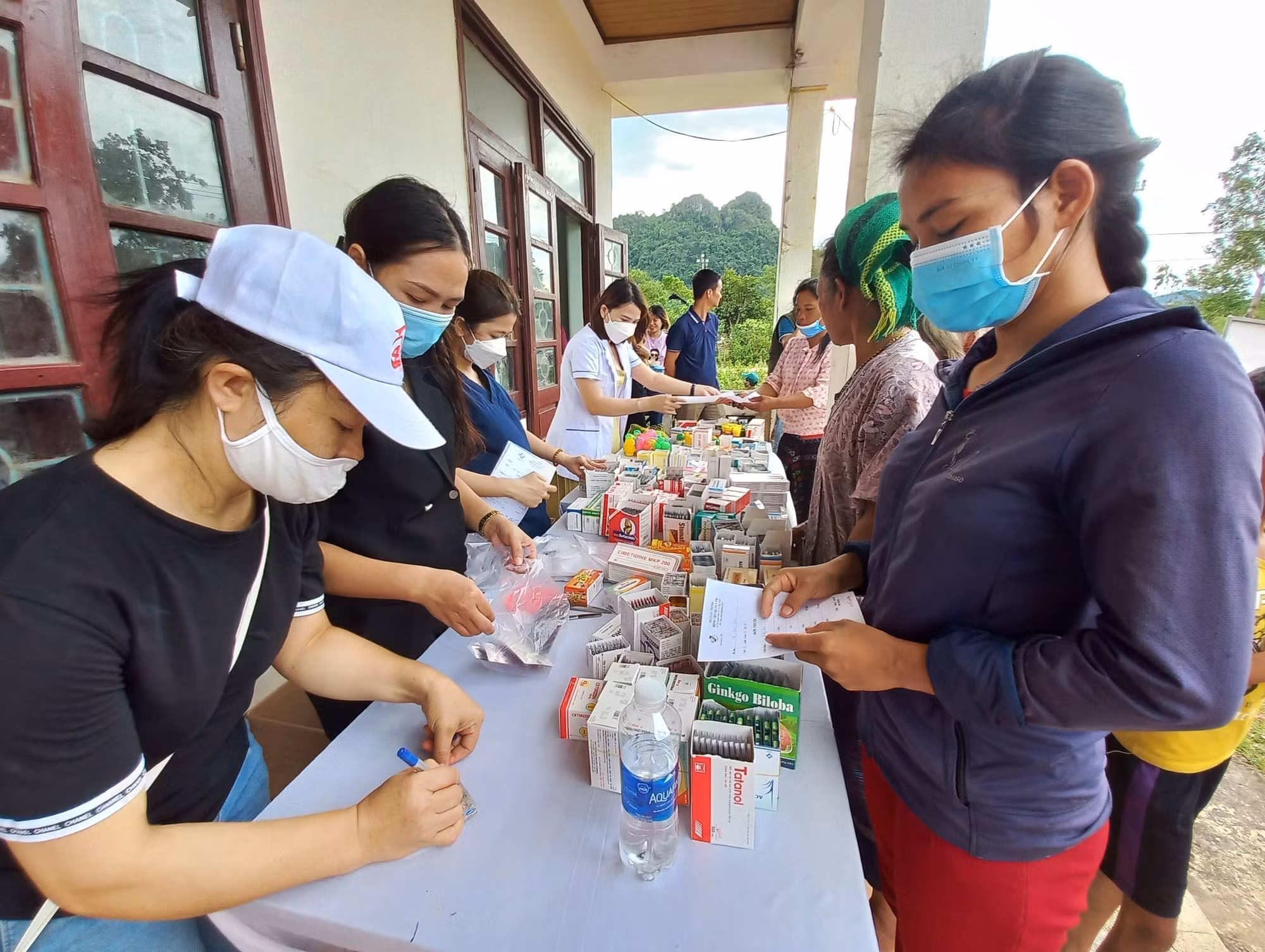 Khám bệnh, tặng quà cho bà con xã miền núi Trường Xuân ảnh 4