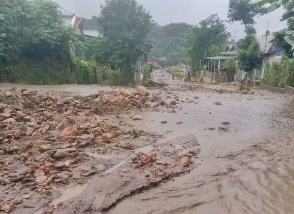 Điện Biên: Mưa lớn gây sạt lở, ách tắc trên Quốc lộ 12 và 4H ảnh 1