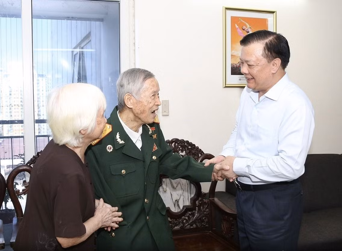 Bí thư Thành ủy Hà Nội Đinh Tiến Dũng thăm hỏi, tặng quà Anh hùng La Văn Cầu ảnh 1
