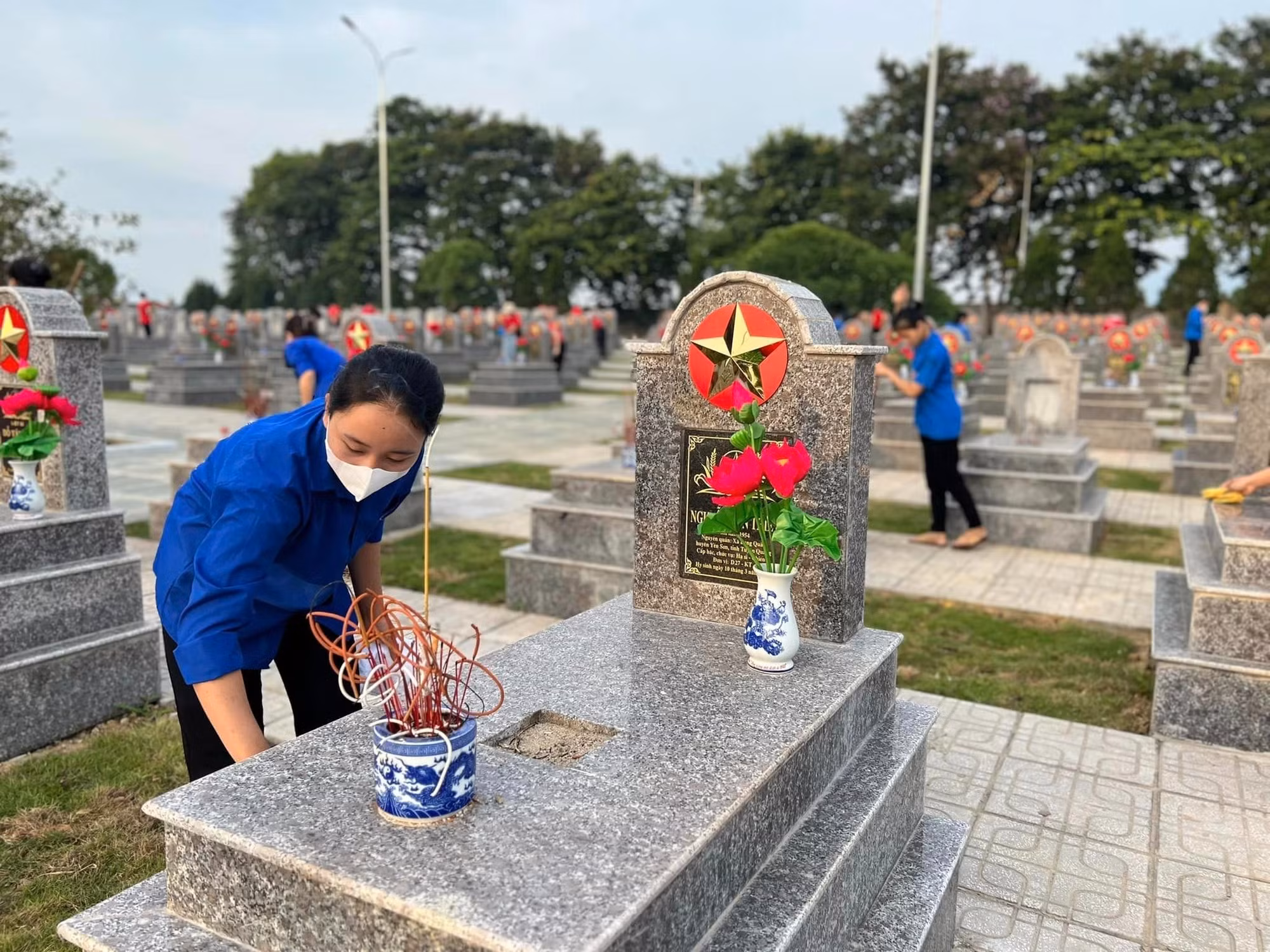 Từ nhiều ngày nay, đông đảo đoàn viên thanh niên tham gia dọn vệ sinh, lau các phần mộ tại Nghĩa trang Liệt sỹ tỉnh Tuyên Quang. Ảnh: Thu Huyền