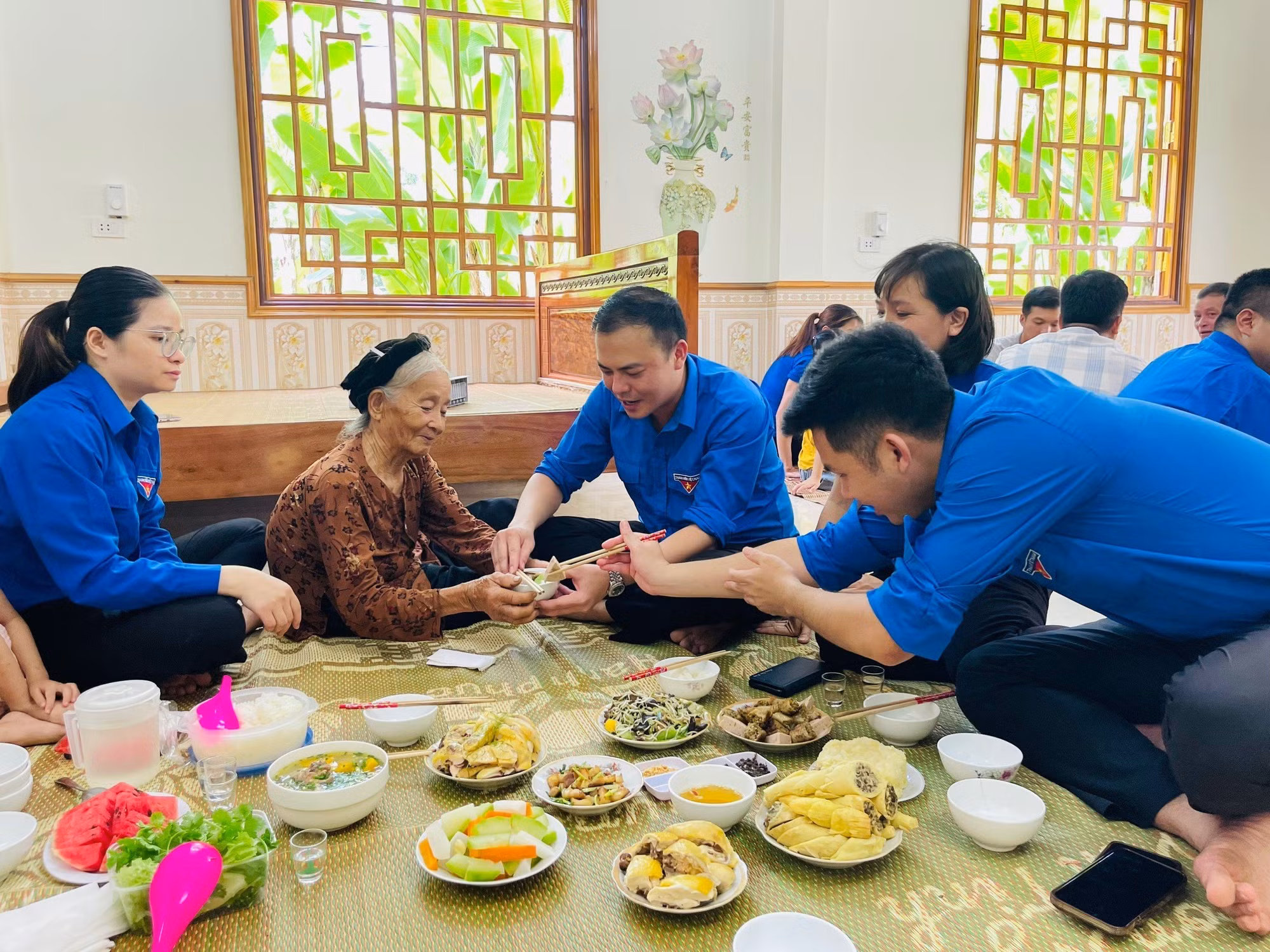 “Bữa cơm tri ân” tại gia đình bà Đàm Thị Cử (vợ liệt sỹ).thôn Làng Hản, xã Kim Quan, huyện Yên Sơn, Tuyên Quang. Ảnh: Thu Huyền