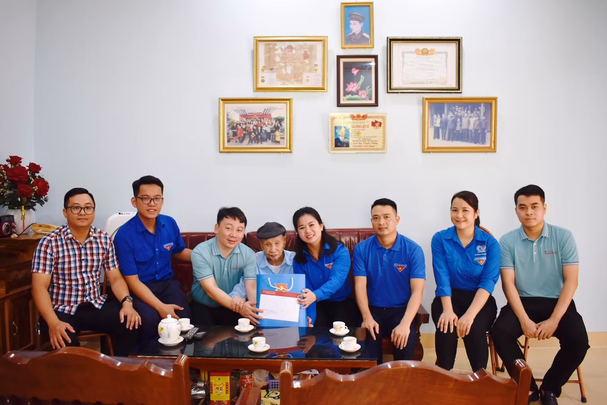 Lãnh đạo Tỉnh Đoàn Tuyên Quang thăm và tặng quà ông Lê Văn Chiến (bố liệt sỹ Lê Xuân Trường) tổ 5, phường Tân Hà, thành phố Tuyên Quang. Ảnh: Thu Huyền