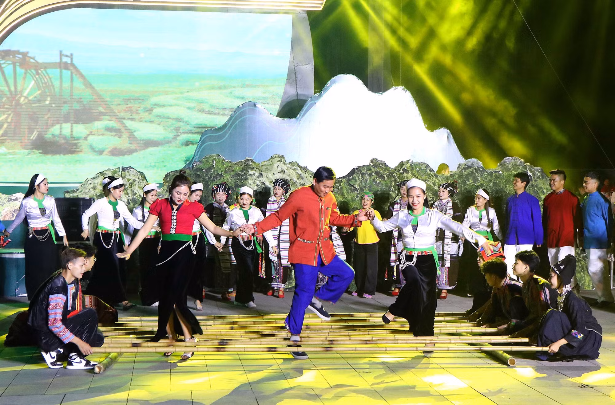 Chương trình nghệ thuật tại lễ khai mạc Ngày hội Văn hoá, Thể thao và Du lịch các dân tộc vùng Tây Bắc lần thứ XV ảnh 3