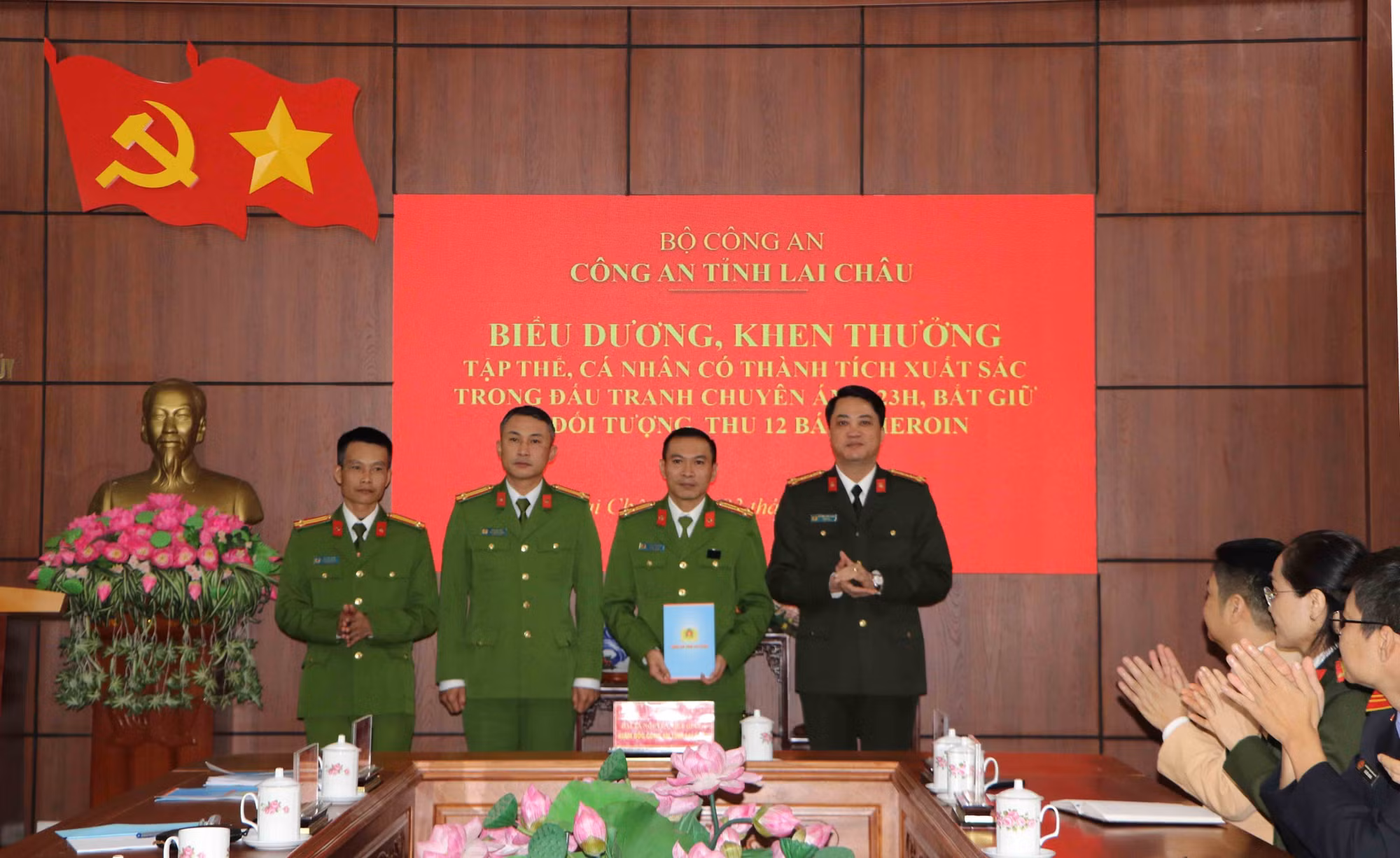 Bắt đối tượng Cứ A Hàng mua bán trái phép 12 bánh heroin ảnh 1