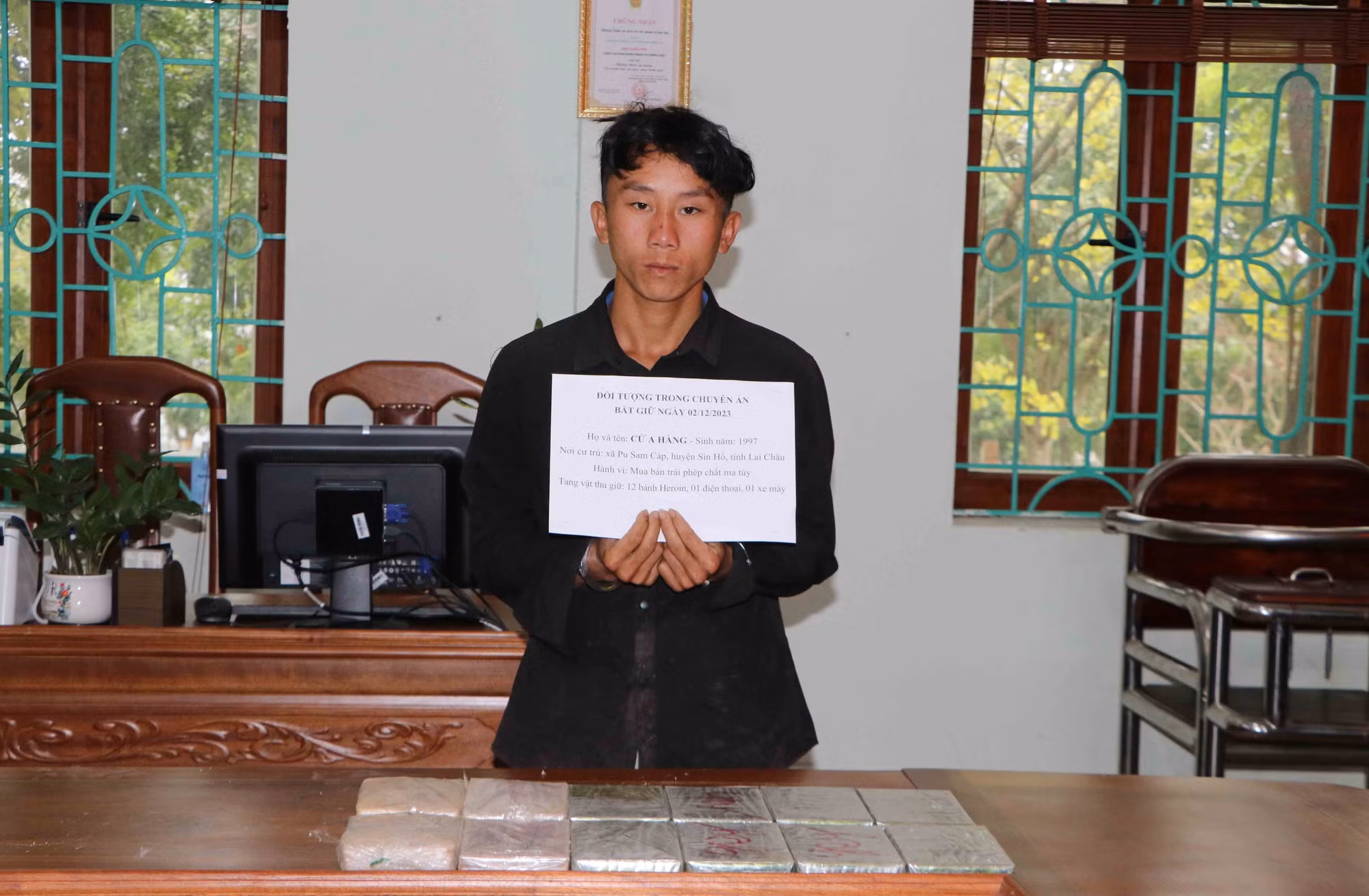 Bắt đối tượng Cứ A Hàng mua bán trái phép 12 bánh heroin ảnh 2