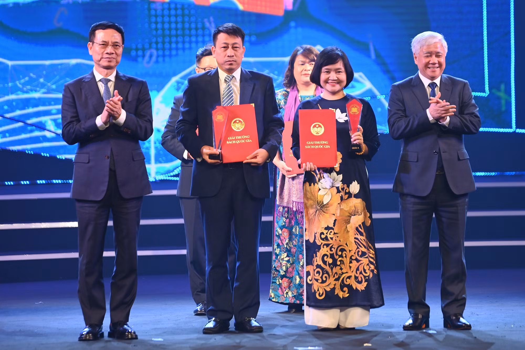Bộ sách dành cho dạy và học tiếng Việt ở nước ngoài được vinh danh ảnh 1