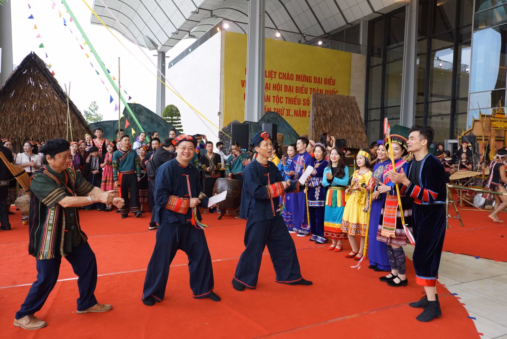 Trình diễn nghệ thuật trước Lễ khai mạc Đại hội Đại biểu toàn quốc các dân tộc thiểu số Việt Nam lần thứ II ảnh 3