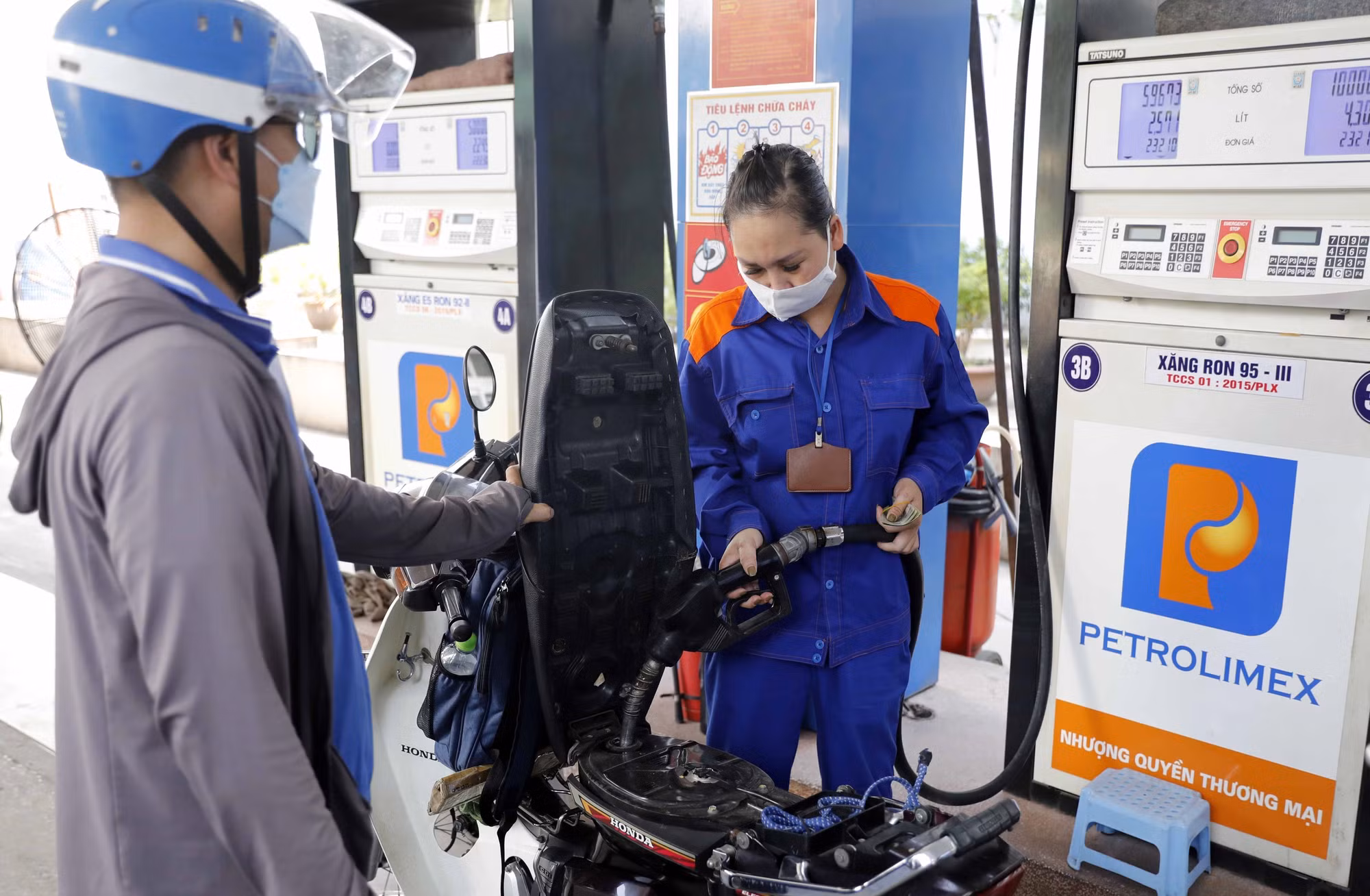 Giá xăng tăng mạnh sau kỳ nghỉ Tết ảnh 1