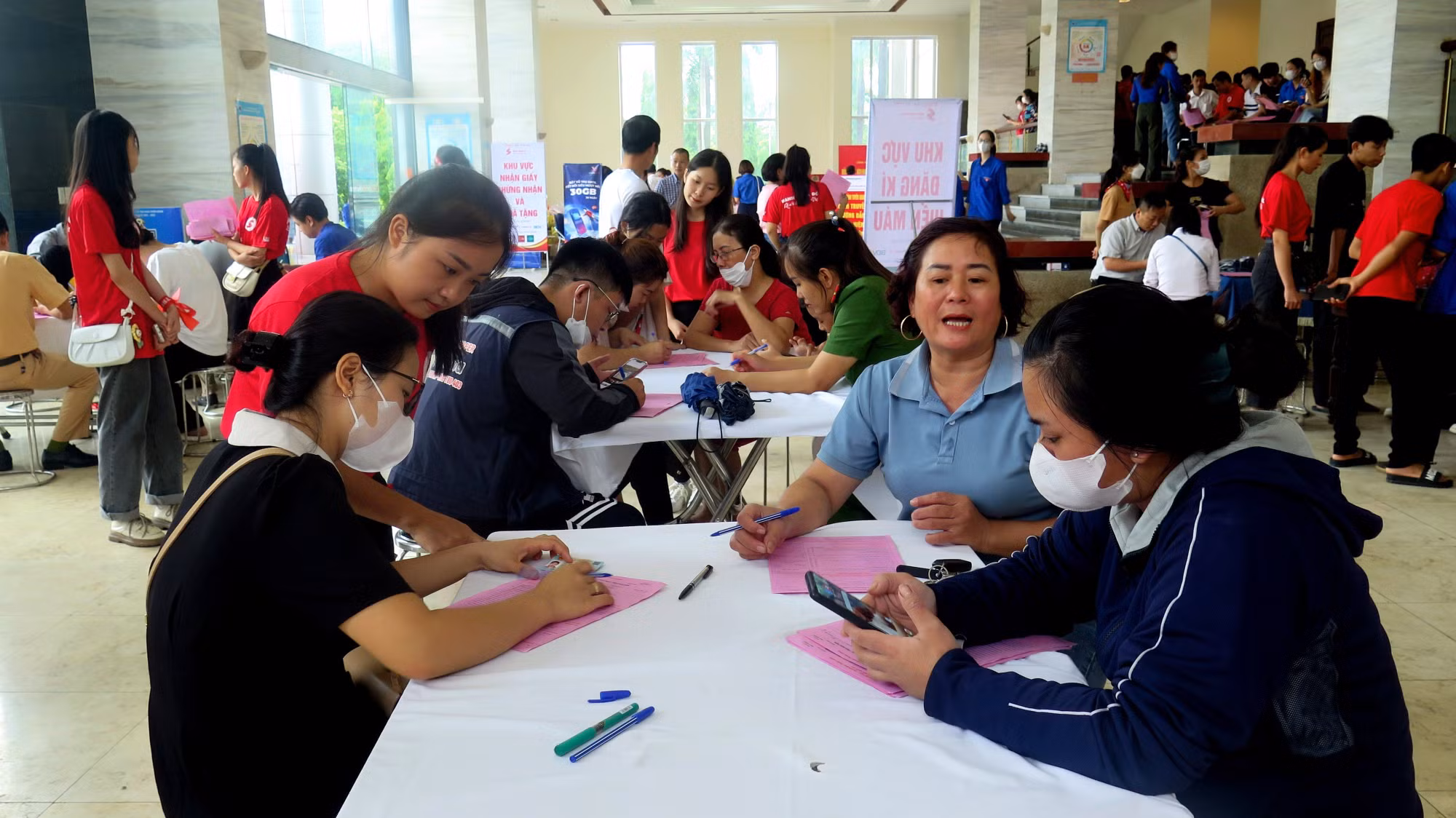 Đông đảo nhân dân đăng ký tham gia hiến máu nhân đạo. Ảnh: Thu Huyền
