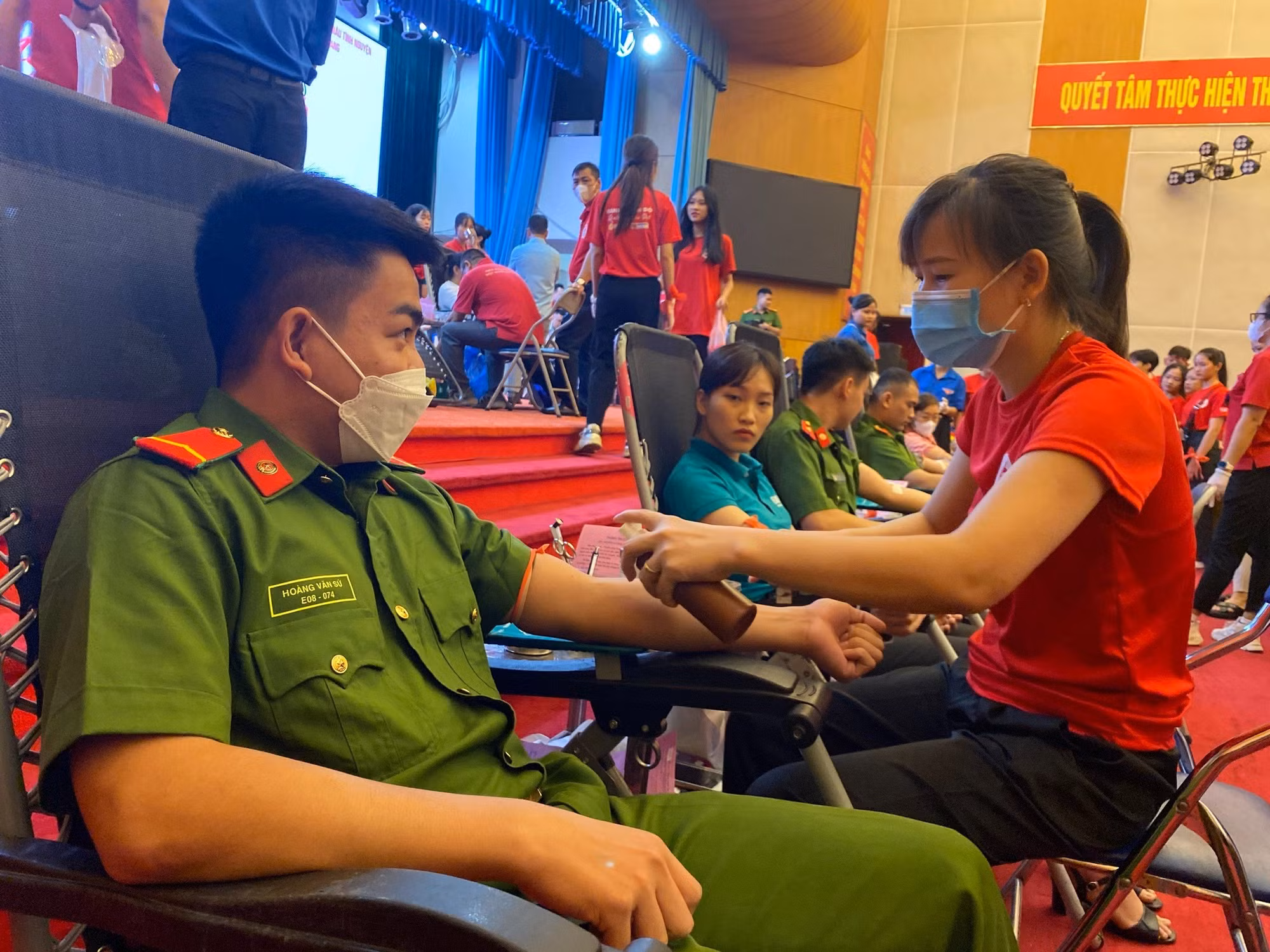 Số lượng người tham gia hiến máu tình nguyện và người hiến máu nhắc lại ngày một tăng lên góp phần cung cấp máu giữ gìn sinh mạng, cuộc sống cho những người bệnh. Ảnh: Thu Huyền