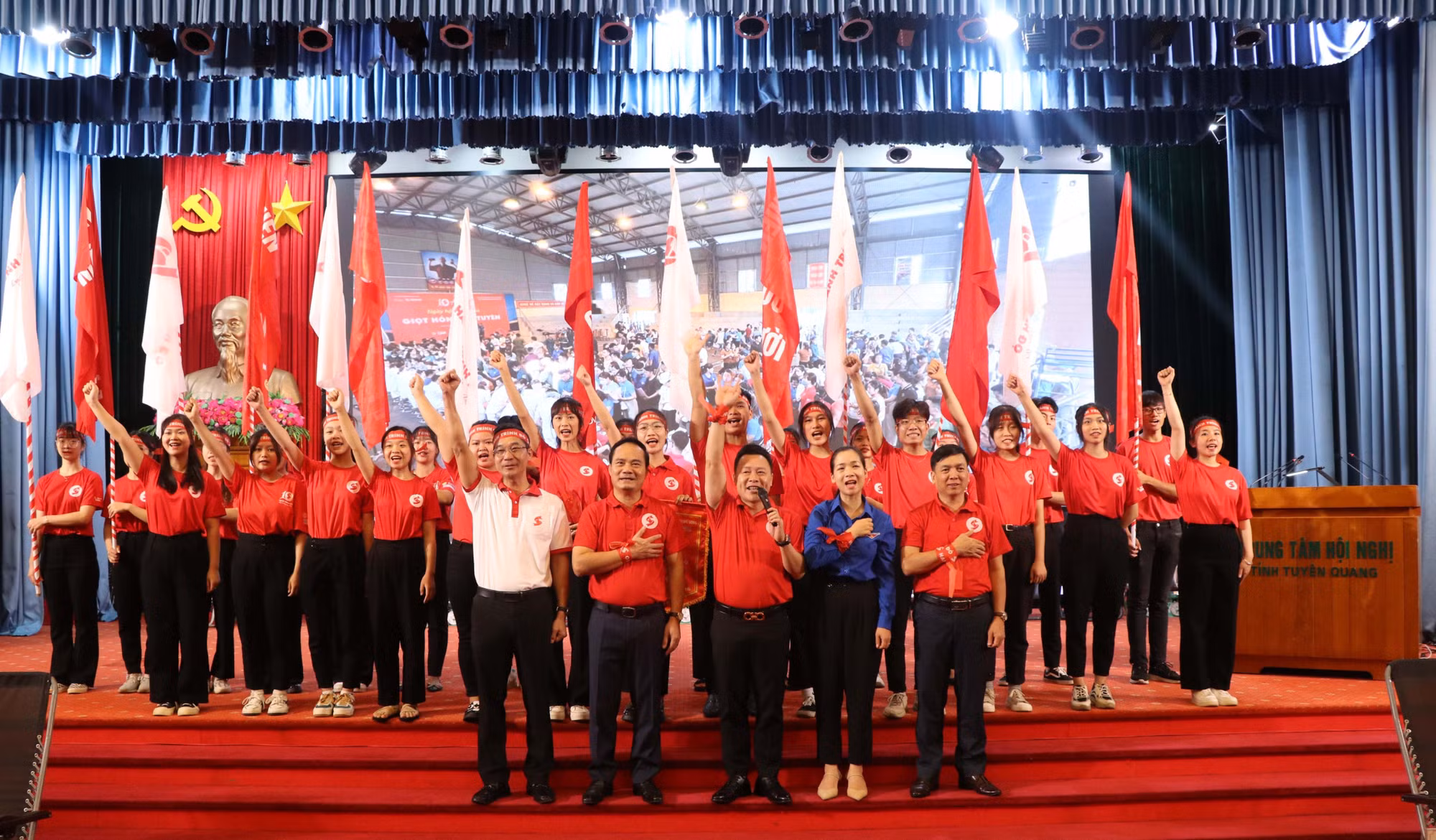 Thường trực Ban chỉ đạo vận động hiến máu tình nguyện tỉnh Tuyên Quang và các thành viên Đoàn Hành trình đỏ năm 2023 thực hiện nghi thức hô khẩu hiệu Hành trình đỏ. Ảnh: Thu Huyền