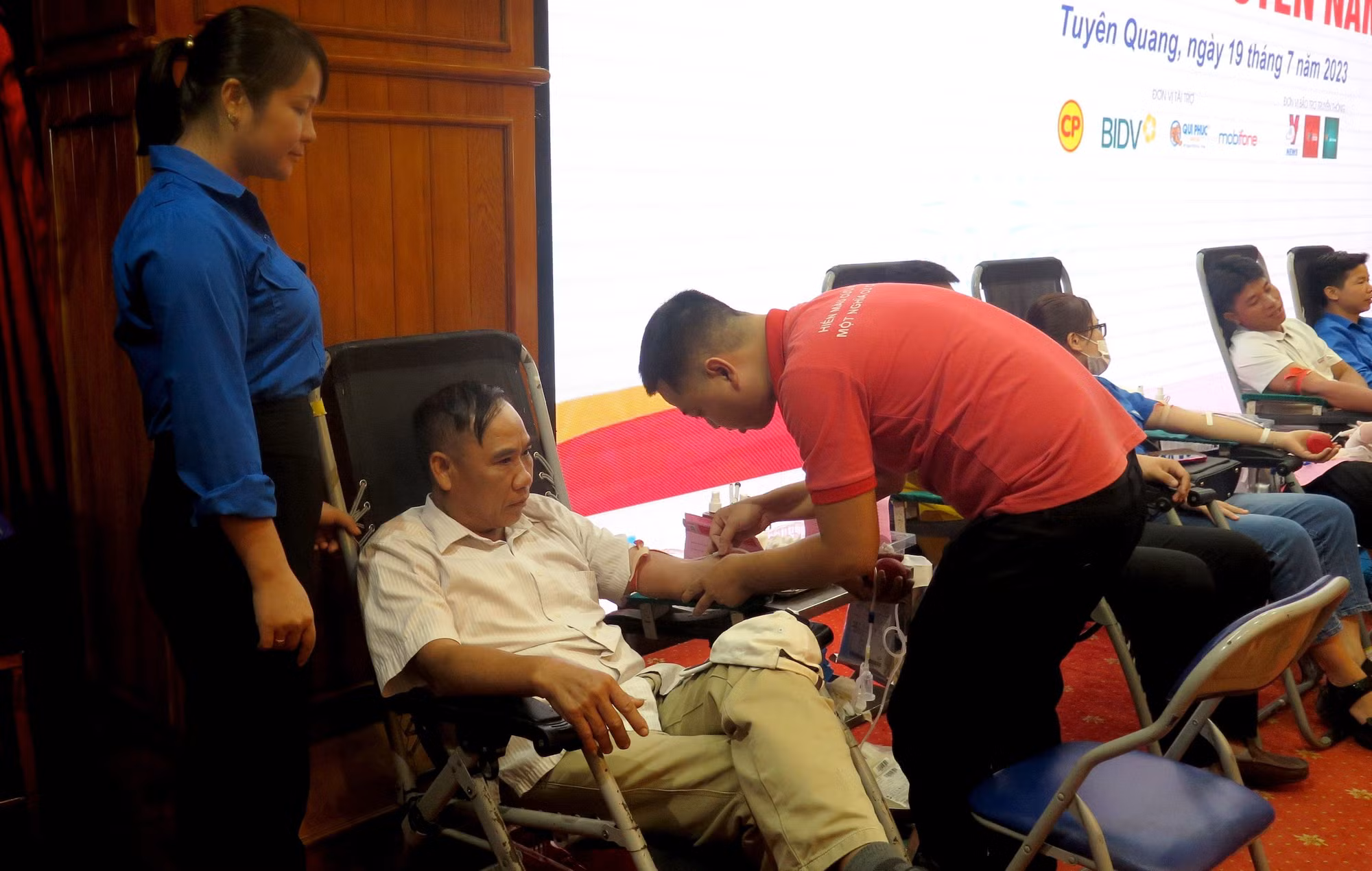 Đây là lần đầu tiên, ông Lê Hồng Khanh, 57 tuổi, ở tổ 7, phường Tân Hà, thành phố Tuyên Quang tham gia hiến máu. Ông cũng vận động tất cả thành viên trong gia đình tham gia ngày hội hiến máu lần này. Ảnh: Thu Huyền