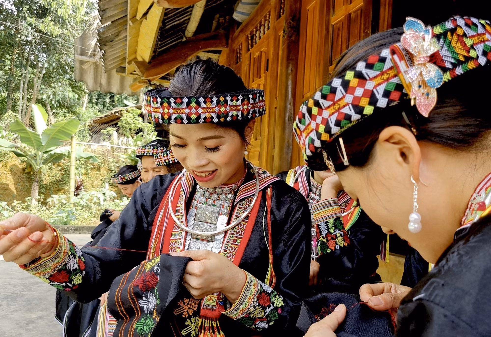 Chiêm ngưỡng vẻ đẹp trang phục truyền thống của người Dao đỏ ở Yên Bái ảnh 5