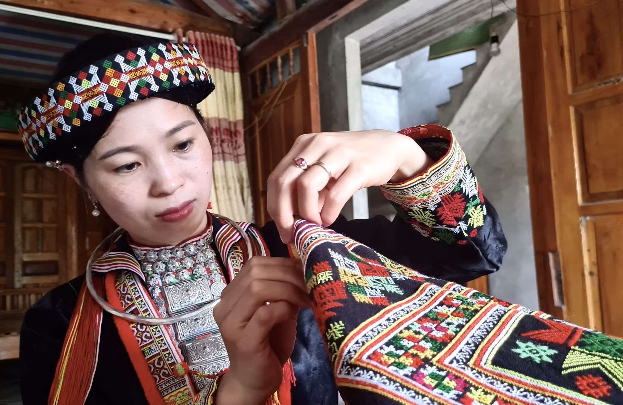 Chiêm ngưỡng vẻ đẹp trang phục truyền thống của người Dao đỏ ở Yên Bái ảnh 7 Chiêm ngưỡng vẻ đẹp trang phục truyền thống của người Dao đỏ ở Yên Bái ảnh 7