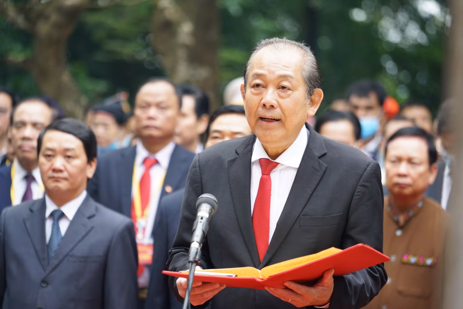 Đoàn đại biểu dự Đại hội đại biểu toàn quốc các dân tộc thiểu số Việt Nam lần thứ II dâng hương tưởng niệm các Vua Hùng ảnh 4