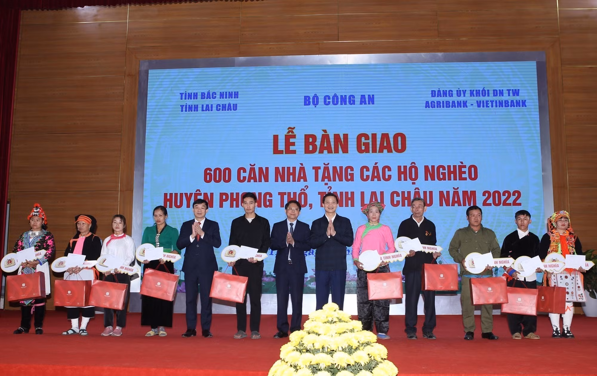 Hỗ trợ, xây dựng nhà ở cho hộ nghèo huyện Phong Thổ ảnh 1