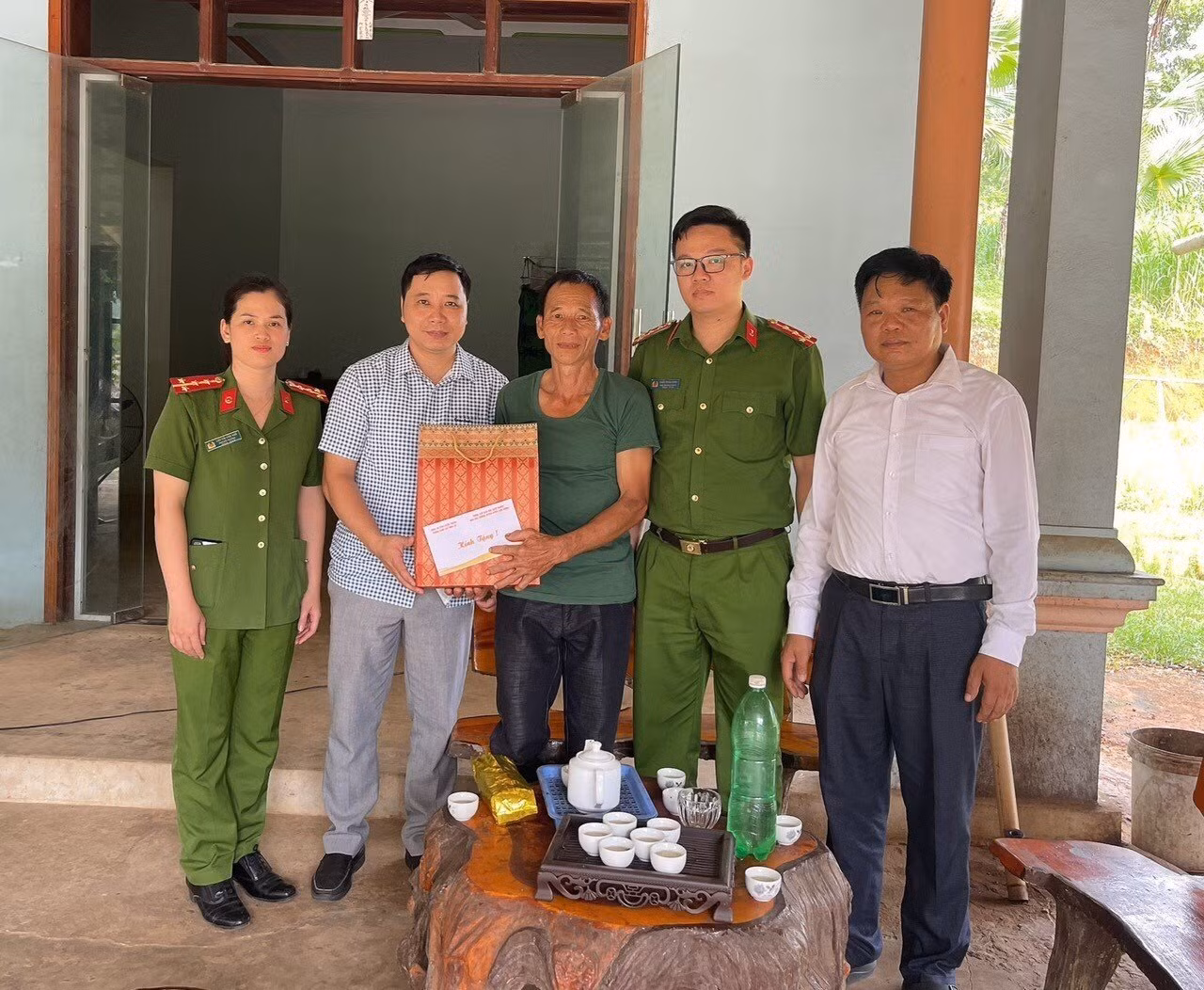 Phòng Cảnh sát hình sự thăm, tặng quà thương binh Lý Văm Bút, thôn Quan Hạ, xã Trung Yên, huyện Sơn Dương. Ảnh: Thu Huyền