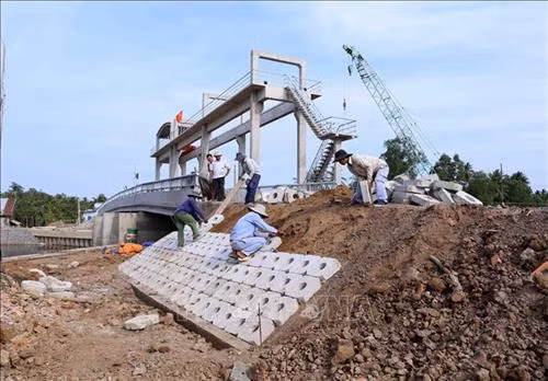 Bộ NN&PTNT đẩy nhanh tiến độ các công trình thủy lợi, tham gia kiểm soát hạn mặn vùng Đồng bằng sông Cửu Long mùa khô. Ảnh: TTXVN