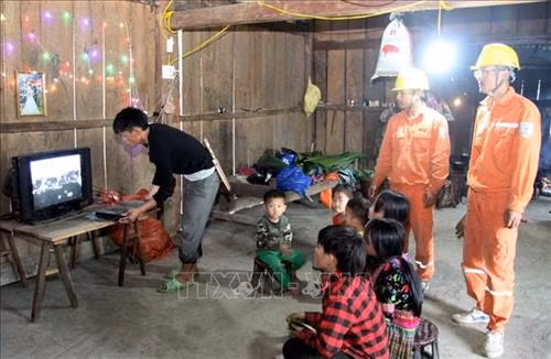 Hộ anh Giàng A Châu ở bản Nậm Vạc 1, xã Nậm Ban, huyện Nậm Nhùn (Lai Châu) mua sẵn ti vi để chờ điện lưới về bản đón Tết. Ảnh: Việt Hoàng - TTXVN
