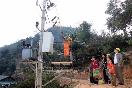Bà con dân bản Nậm Vạc 1, xã Nậm Ban, huyện Nậm Nhùn (Lai Châu) hân hoan chứng kiến nguồn điện sáng về bản. Ảnh: Việt Hoàng - TTXVN
