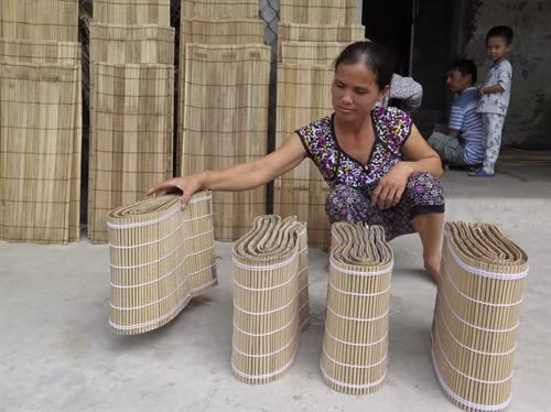 Phơi mành mành trước khi xuất bán.