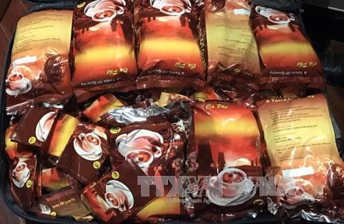 Thuốc lắc được ngụy trang trong gói cà phê được thu giữ. Ảnh: TTXVN phát