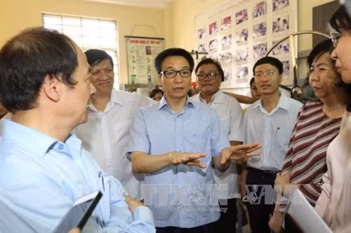 Phó Thủ tướng Vũ Đức Đam thị sát mô hình Phòng khám gia đình – Trung tâm y tế phường 16, quận 4 – Thành phố Hồ Chí Minh. Ảnh: Thanh Vũ-TTXVN