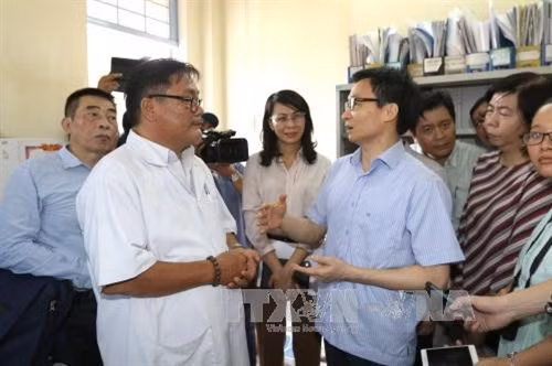 Phó Thủ tướng Vũ Đức Đam thị sát mô hình Phòng khám gia đình – Trung tâm y tế phường 16, quận 4 –Thành phố Hồ Chí Minh. Ảnh: Thanh Vũ-TTXVN