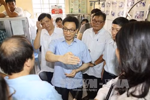 Phó Thủ tướng Vũ Đức Đam thị sát mô hình Phòng khám gia đình – Trung tâm y tế phường 16, quận 4 – Thành phố Hồ Chí Minh. Ảnh: Thanh Vũ-TTXVN
