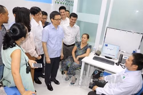 Phó Thủ tướng Vũ Đức Đam thị sát mô hình Phòng khám gia đình – Trung tâm y tế phường 11, quận 3 – Thành phố Hồ Chí Minh. Ảnh: Thanh Vũ-TTXVN