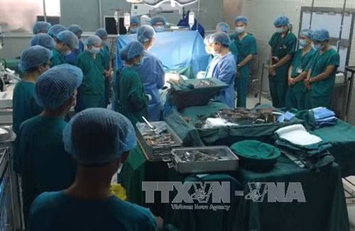 Ê kíp bác sĩ ghép tạng Bệnh viện Chợ Rẫy thực hiện ca ghép tim đầu tiên. Ảnh: Bệnh viện Chợ Rẫy cung cấp