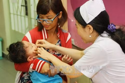 Trẻ được uống vitamin A tại Trung tâm Dinh Dưỡng Thành phố Hồ Chí Minh. Ảnh: Phương Vy- TTXVN