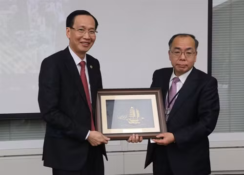 Ông Lê Thanh Liêm tặng quà lãnh đạo Keidanren