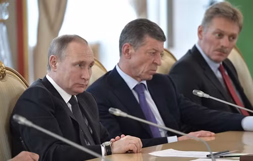 Trong ảnh (tư liệu): Tổng thống Nga Vladimir Putin (trái) và Người phát ngôn Tổng thống Nga Dmitry Peskov (phải) tại một sự kiện ở Moskva ngày 5/4. EPA/TTXVN* Liên quan tơi
