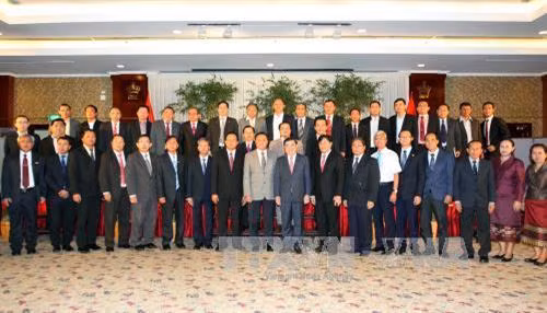 Chủ tịch UBND Thành phố Hồ Chí Minh Nguyễn Thành Phong với Bí thư – Tỉnh trưởng Tỉnh Savanakhet Santiphap Phomvihan cùng các đại biểu. Ảnh: Thanh Vũ - TTXVN