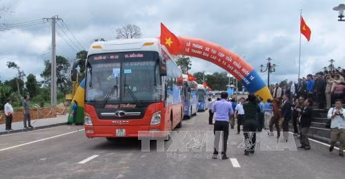 Những chiếc xe vận tải đường bộ qua Cửa khẩu quốc tế Lệ Thanh. Ảnh: Hoài Nam – TTXVN
