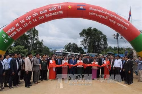 Phó Thủ tướng Trịnh Đình Dũng và Phó Thủ tướng Vương quốc Campuchia Ke Kim Ya cắt băng thông xe tại buổi Lễ. Ảnh: Hoài Nam – TTXVN