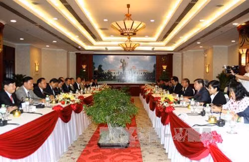 Ủy viên Trung ương Đảng, Chủ tịch UBND Thành phố Hồ Chí Minh Nguyễn Thành Phong tiếp đoàn đại biểu cấp cao 3 tỉnh Trung Lào: Savanakhet, Khăm Muộn và tỉnh Boly Khamxay do đồng chí Santiphap Phomvihan, Ủy viên Trung ương Đảng Nhân dân Cách mạng Lào, Bí thư,Tỉnh trưởng Tỉnh Savanakhet làm trưởng đoàn đang có chuyến thăm làm việc tại Việt Nam. Ảnh: Thanh Vũ – TTXVN