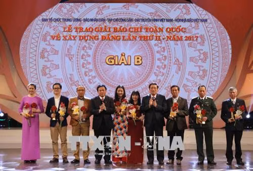 Bí thư Trung ương Đảng, Trưởng Ban Nội chính Trung ương Phan Đình Trạc và Bí thư Trung ương Đảng, Giám đốc Học viên Chính trị Quốc gia Hồ Chí Minh Nguyễn Xuân Thắng trao giải B cho các tác giả. Ảnh: Phương Hoa - TTXVN
