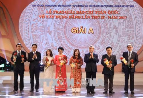 Đồng chí Trần Quốc Vượng, Ủy viên Bộ Chính trị, Thành viên Thường trực Ban Bí thư, Chủ nhiệm Ủy ban Kiểm tra Trung ương và đồng chí Võ Văn Thưởng, Ủy viên Bộ Chính trị, Bí thư Trung ương Đảng, Trưởng Ban Tuyên giáo Trung ương trao giải A cho các tác giả đoạt giải . Ảnh: Phương Hoa – TTXVN