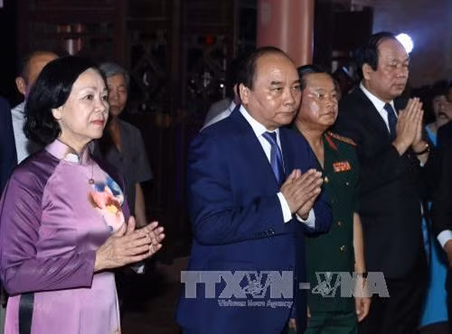 Thủ tướng Nguyễn Xuân Phúc và các đại biểu dâng hương tại Di tích lịch sử quốc gia 27/7 ở xã Hùng Sơn, huyện Đại Từ, tỉnh Thái Nguyên. Ảnh: Thống Nhất - TTXVN