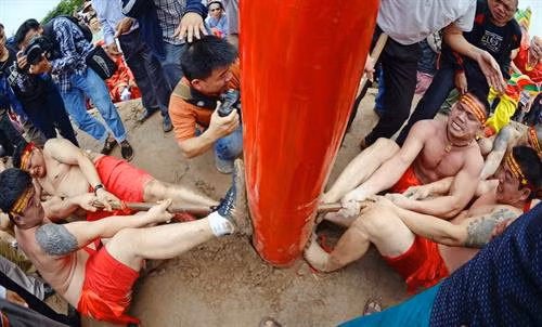 Kéo co ngồi là một trò trình diễn nghi lễ trong hội làng tại đền Quán Thánh, phường Thạch Bàn, quận Long Biên, thành phố Hà Nội Chạy thi lấy nước nấu cơm cùng với chạy cờ, kéo mỏ và vật thờ là 4 trò trình diễn luôn được thực hành mang tính nghi lễ trong hội đền Vua Bà ở Sóc Sơn. Một trận đấu kéo mỏ rất quyết liệt với sự chứng kiến của đông đảo khán giả Kéo song là món ăn tinh thần không thể thiếu của người dân 3 làng Hương Canh, Ngọc Canh và Tiên Canh tỉnh Vĩnh Phúc mỗi khi xuân về. Chân dung các song thủ trong một trận kéo song, họ luôn cống hiến hết sức vì màu cờ sắc áo. Các song thủ đứng hàng đầu ở các đội thường có sức khỏe rất tốt, đạp chân vào cột để giữ thăng bằng và để tăng thêm lực Sợi song bị ghìm, bị kéo qua kéo lại sát lỗ cột đến mức nóng bỏng bốc khói. Do bàn tay bàn chân luôn va chạm vào cột và sợi dây song nên thương tích là điều không tránh khỏi Trận đấu đầy kịch tính diễn ra tại huyện Bắc Hà tỉnh Lào Cai của 2 đội nữ người dân tộc Tày và dân tộc Dao. Các bé thiếu nhi luôn nhiệt tình và rất hứng khởi với trò chơi kéo co ở tỉnh Phú Thọ. Các đồng chí bộ đội tỉnh Đắk Lắk đang tung hết sức mình cùng với bà con trong trận chung kết kéo co Niềm vui của đội kéo co Mạn Đường khi chiến thắng